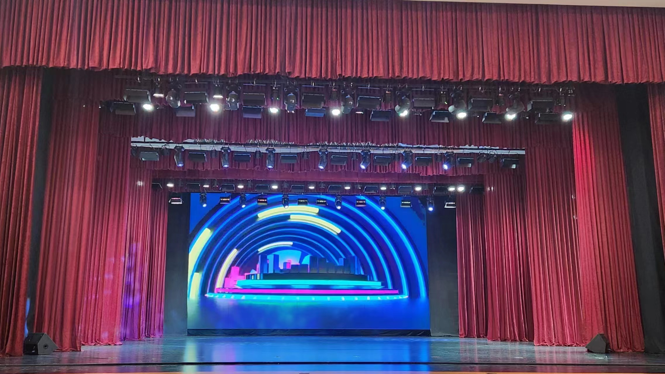 蒙古國(guó) 肯特會(huì)議中心劇院 舞臺(tái)機(jī)械、燈光、音響、LED屏項(xiàng)目已順利交付使用